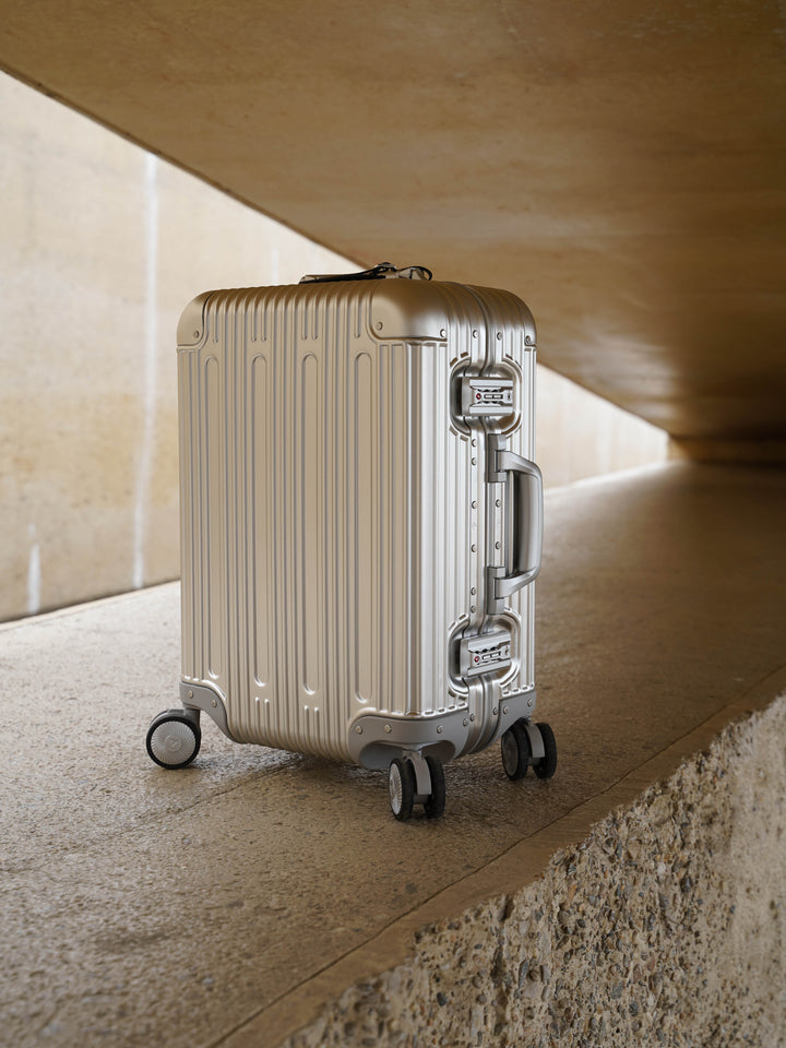 PREZOR aluminum suitcase, detail view