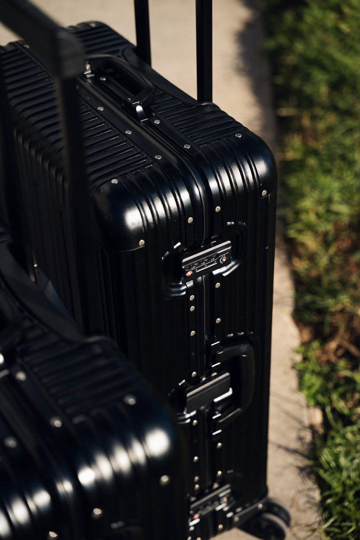 Frame and latches of a PREZOR suitcase in Graphite Black