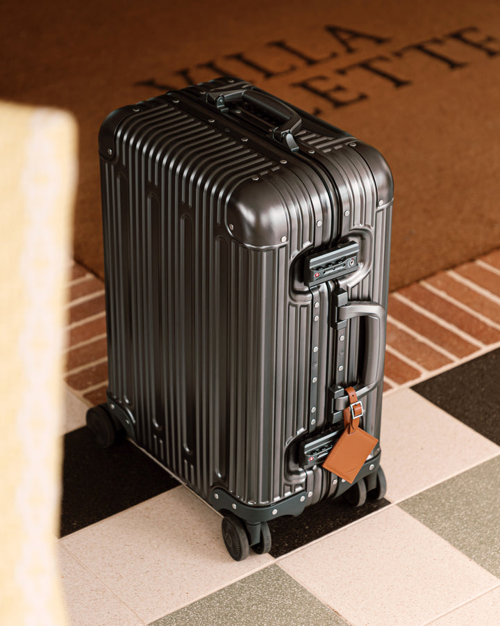 PREZOR suitcase in Metallic Grey on the move