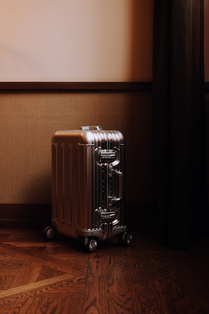Silberner PREZOR Koffer im Hotel