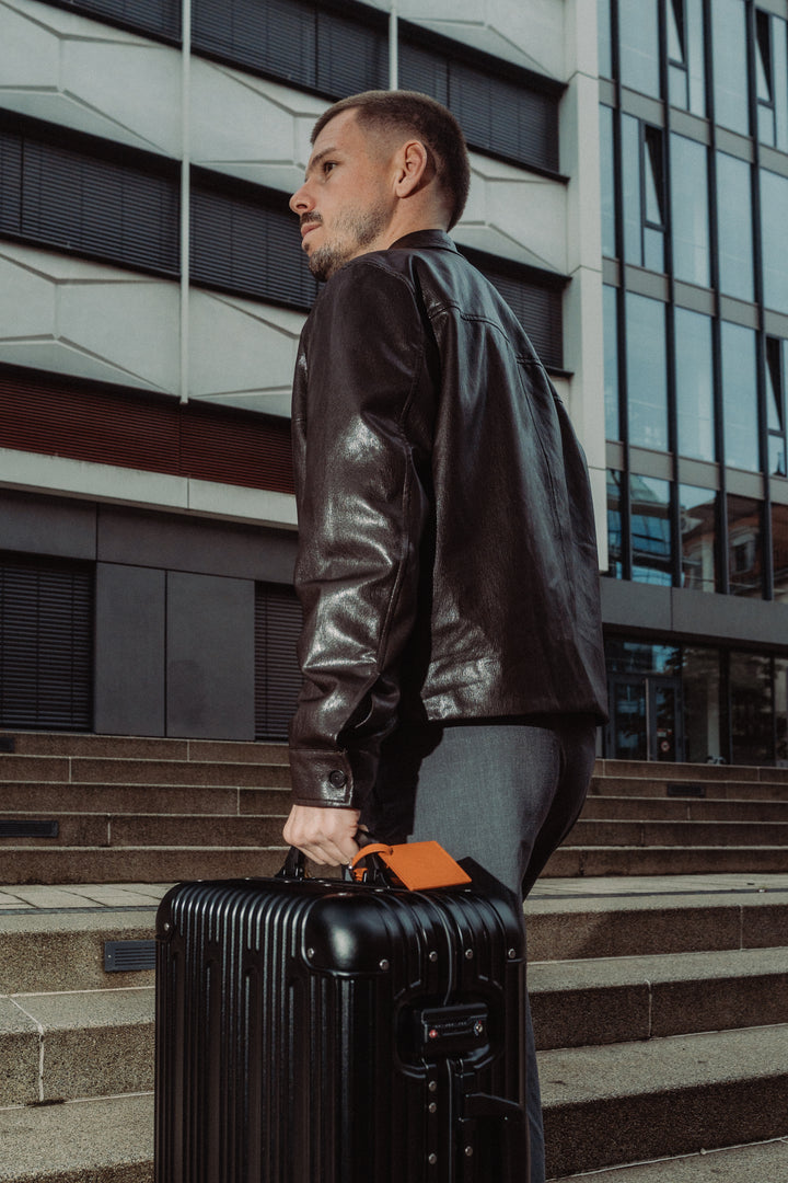 PREZOR suitcase in Graphite Black on the move