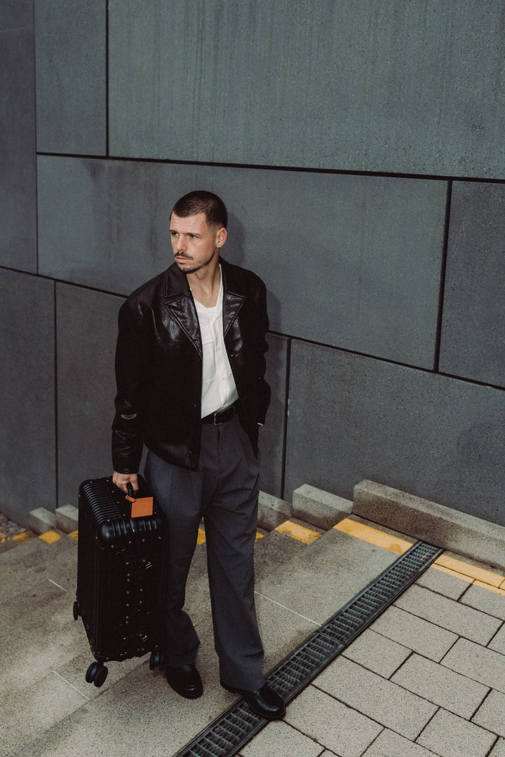 PREZOR suitcase in Graphite Black on the move