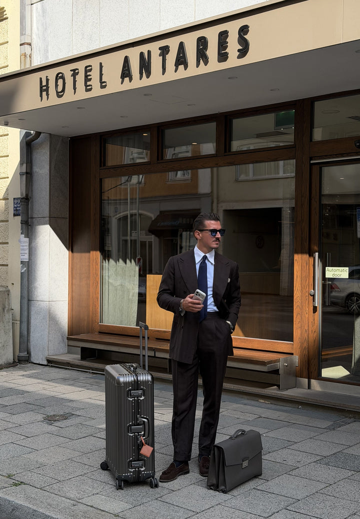 PREZOR suitcase in Metallic Grey on the move